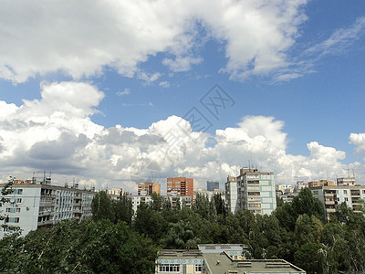 青蓝天空的城镇风景蓝色建造白色房子硫酸天空全景建筑图片