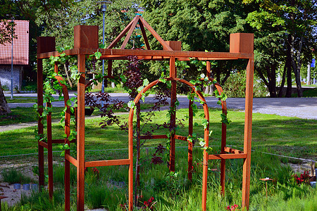 绿色花园 有铁制成的铁器后院住宅途径国家绿色植物园艺格子花园爱好财产图片