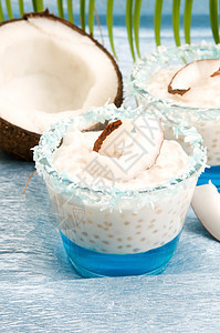 椰子布丁 配有木薯果珍珠和利塔奇果冻热带香草奶油甜点木薯美食白色宏观蓝色水果图片