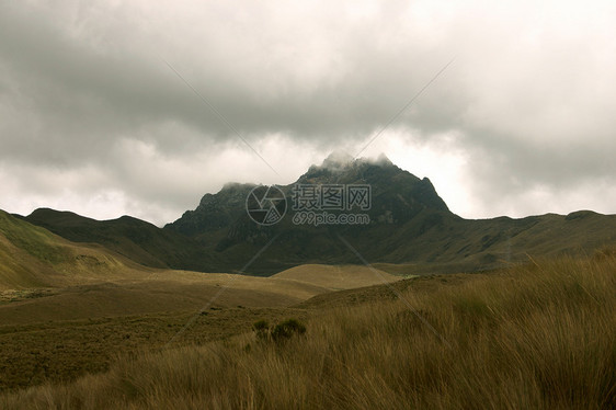 皮钦查黄色白色山脉岩石灰色爬坡黑色天空山腰草地图片