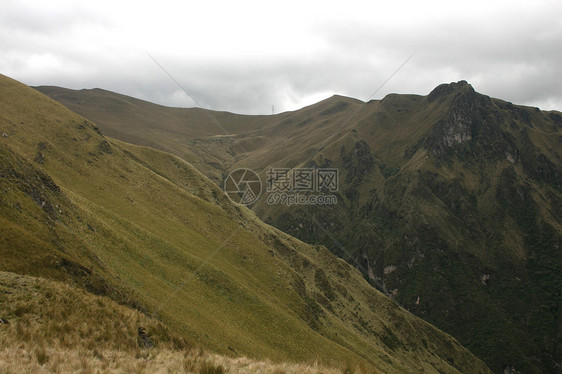 皮钦查照片灰色黄色爬坡山脉灌木岩石绿色山腰白色图片