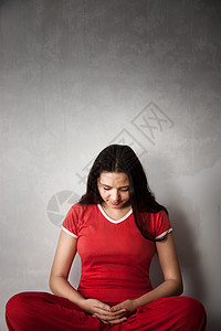 穿红裙子的印度瑜伽女孩呼吸女性活力拉伸训练冥想女士身体运动享受图片