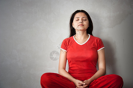 穿红裙子的印度瑜伽女孩训练女士冥想运动呼吸身体享受活力女性拉伸图片