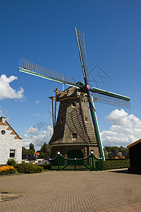 蓝色天空的荷兰风车图片