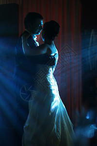 第一次舞蹈女性夫妻恋人女士蓝色微笑投标男性男人婚礼图片