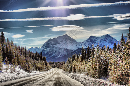 蓝色天空下带烟雾的加拿大高地爬坡透镜状图片