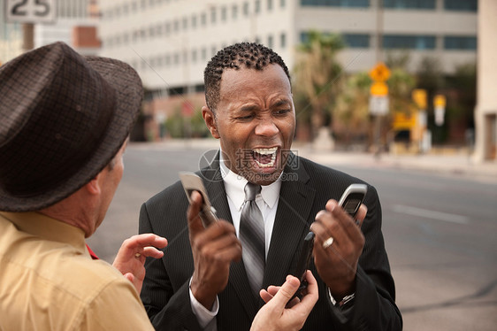 沮丧的商务人士人士城市讲话两人领带中年男性男人手机商务图片
