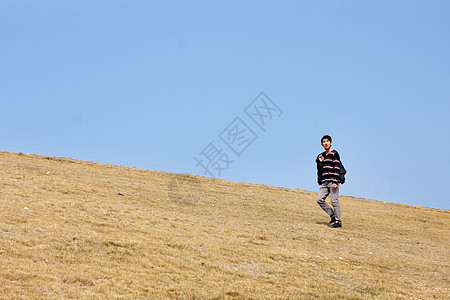 男人在山上行走旅行顶峰高度踪迹团队天空农村植被远足冒险图片