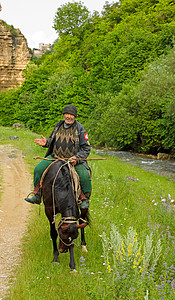 一个骑马的老山地居民图片