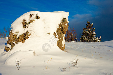 雪地野化场景天空荒野首脑蓝色太阳寒意季节雪堆岩石气候图片