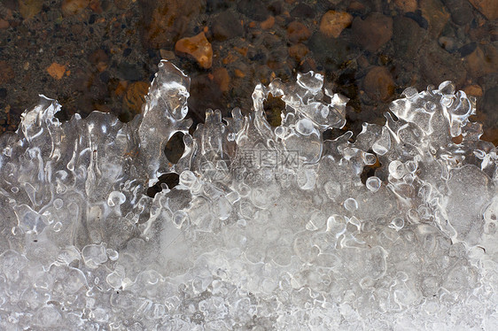 在水边形成清晰的冰层图片