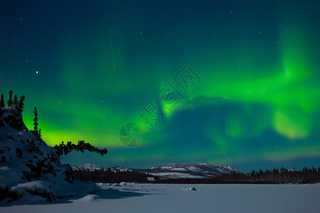 北极光电离粒子阴影雪景信仰宗教蓝色天空星星场地背景图片