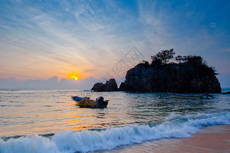 渔船和日出钓鱼支撑旅行热带海滩漂浮蓝色海洋天空渔夫图片