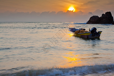 渔船和日出蓝色天空热带旅行漂浮渔夫钓鱼海洋海岸线运输图片