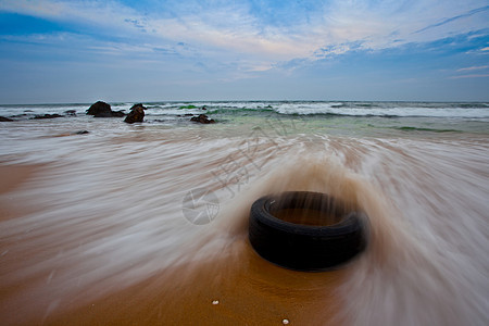 波浪和旧轮胎天空热带环境海岸海滨海洋墙纸旅行运动风化背景图片