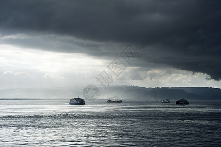 渡轮货物海洋船运危险戏剧性地平线风暴血管雷雨阳光图片