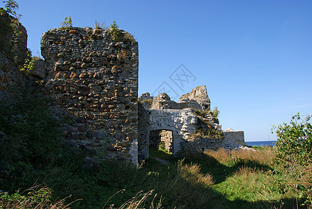 城堡的废墟蓝色考古学地标天空石头历史旅游建筑学历史性旅行图片