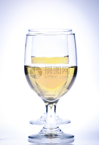 两杯白葡萄酒液体白色小路酒厂酒杯玻璃高脚杯黄色饮料剪裁图片