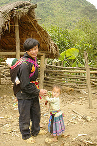 A 父亲Phu La族山地乡村传统衣服民间贫困种族戏服民族裙子图片