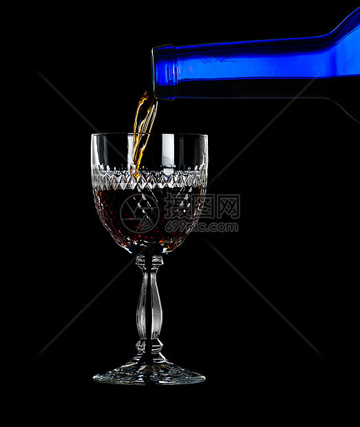 将雪利或港口倒入玻璃杯拉子瓶子运动红色饮料庆典背光液体玻璃器皿图片
