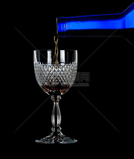 将雪利或港口倒入玻璃杯瓶子玻璃庆典轮缘拉子饮料运动工作室背光器皿图片