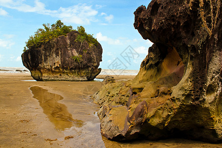 Teluk Assam海滩蓝色天空景观冲浪热带岩石旅行图片