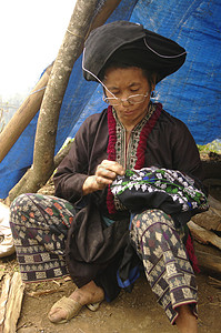 妇女达奥努尔传统少数派化学家长裤服装黑道刺绣背心高清图片