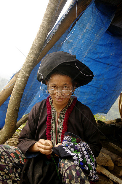 妇女达奥努尔黑道少数派传统背心刺绣服装长裤化学家女人味图片