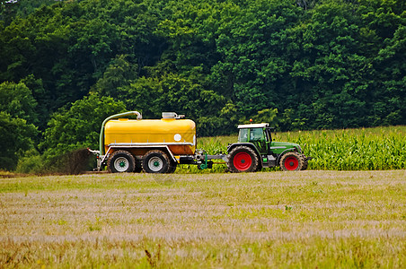 粪拖拉机机器液体肥料农业机械草地施肥场地牛粪图片