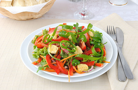 蔬菜沙拉加烤奶酪胡椒服务刀具装饰萝卜平衡青菜香料饮食餐巾图片