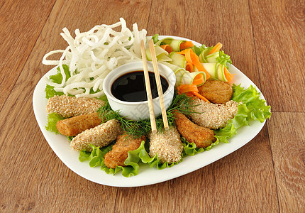 大米面和蔬菜的鸡肉片米粉油炸健康饮食烹饪风格萝卜美食产品沙拉酱油图片