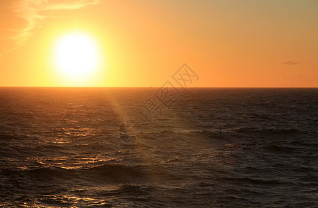 日落在海面下力量海浪天空橙子能量海岸金子光束图片