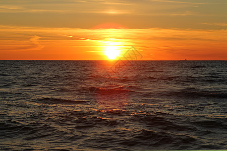 日落在海面下海浪力量橙子海岸能量光束金子天空图片