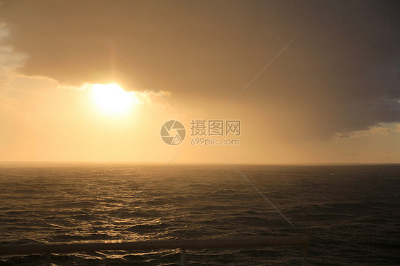 日落在海面下光束橙子海浪力量天空海岸能量金子图片