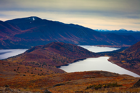 秋色山地湖泊景观图片