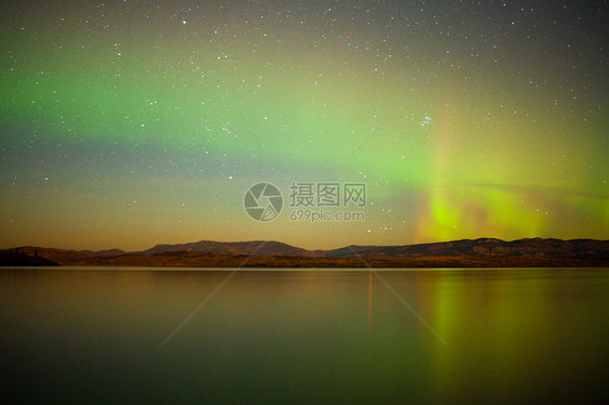 湖面照耀着北光展示北极星极光夜空天空地区电离育空释放太阳风图片