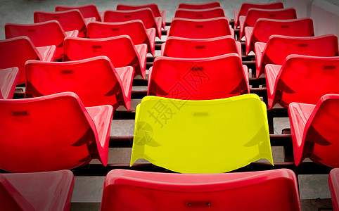 足球场的黄花座椅图片
