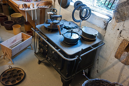 老式铁炉炊具图片