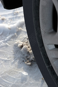 雪上滑雪的车轮轮胎图片