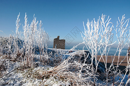 圣诞节季节观雪中芭蕾团城堡和海滩的风景图片