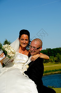 新娘和新郎裙子婚姻黑发妻子幸福玫瑰面纱女性快乐女士图片