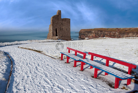 圆珠城堡和红色长椅的冬季风景图片