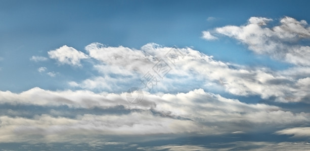 阴云的天空夏季风暴即将来临白色阳光蓝色天堂环境天气天际气氛气候气象图片