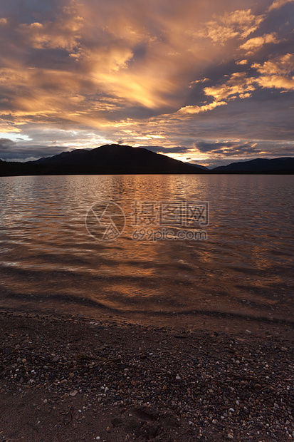 大鲑湖日落环境天空荒野多云针叶林寂寞地区自由假期旅行图片