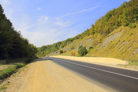 高加索山脉和道路的夏季风景景观图片