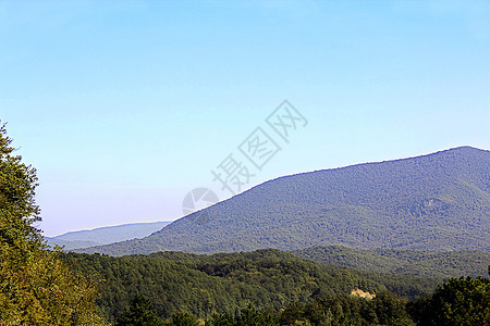 高加索绿色山脉的夏季风景景观天空脊柱树木安装全景和解绿色蓝色旅游森林图片