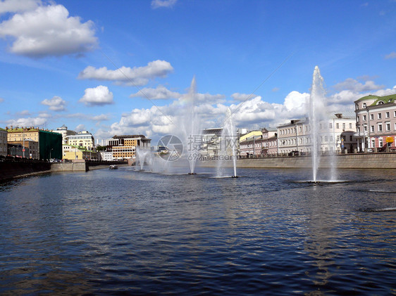 莫斯科Obvodnii河沟的不老泉太阳美丽城市反射旅行屏幕运输天空喷泉渠道图片