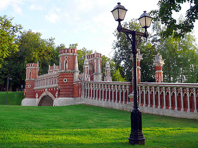 莫斯科沙里西诺的红砖桥天空石头历史风格蓝色建筑石工建筑学装饰品公园图片