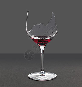 恶魔在玻璃杯里喝红酒饮料损害小路芯片危险粉碎餐具休息酒精飞沫图片