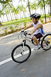 骑自行车的男孩童年头盔孩子竞赛惊喜娱乐闲暇恶作剧速度男生图片